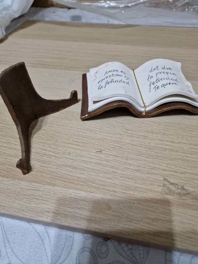 Libro in ceramica con la frase L'amore è