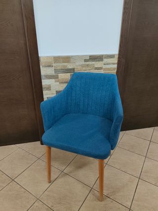 Silla azul de tela con patas de madera