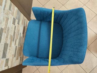 Silla azul de tela con patas de madera