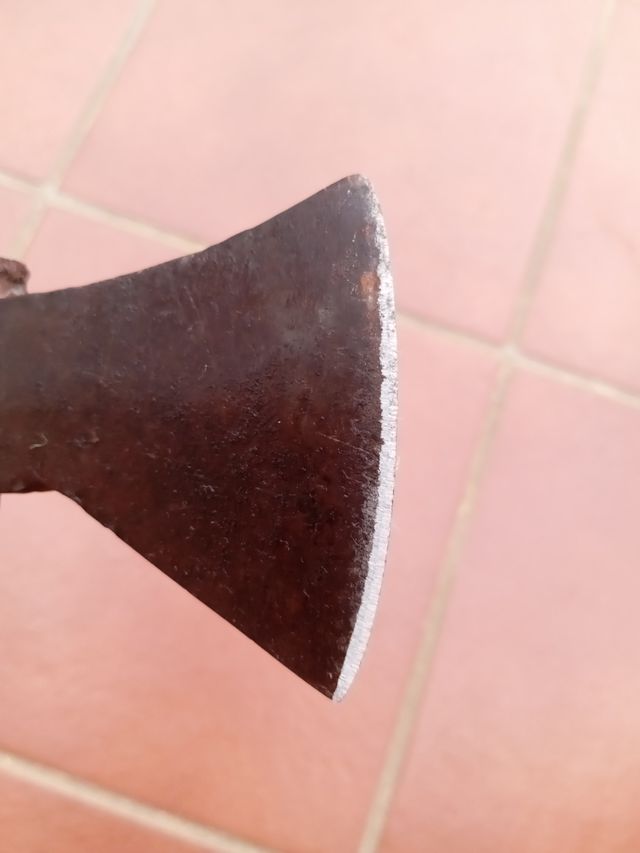 Vecchia ascia restaurata