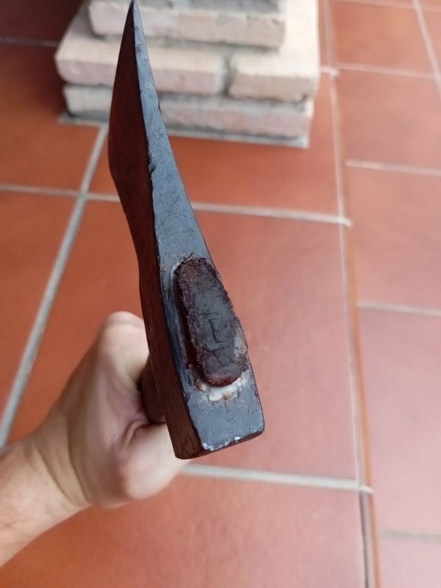 Vecchia ascia restaurata