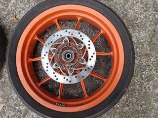 Llantas KTM DUKE 125 Naranja con Discos de Freno.