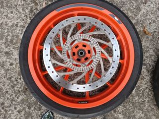 Llantas KTM DUKE 125 Naranja con Discos de Freno.