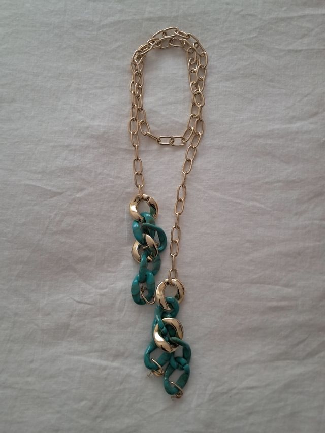Collar dorado con eslabones turquesa