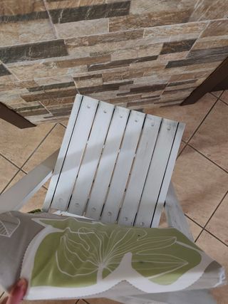 Silla con estampado de hojas y limones
