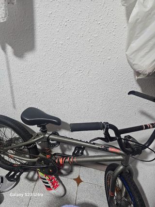 Bicicleta BMX gris