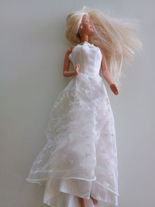Barbie con vestito bianco