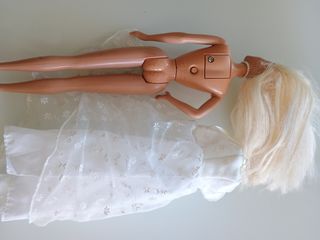 Barbie con vestito bianco