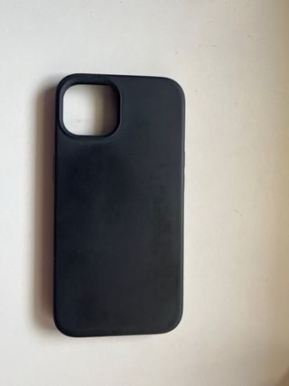 Funda negra para iPhone 13.