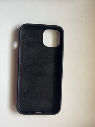 Funda negra para iPhone 13.
