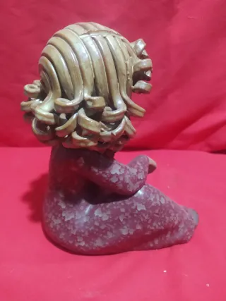 Figura cerámica niña con cesto de flores vintage