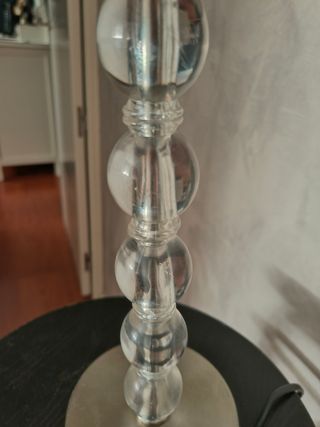 Lámpara de mesa Negra con pie de cristal transpare