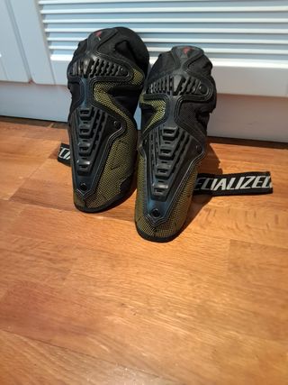 Rodilleras y espinilleras Specialized