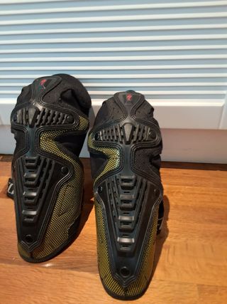 Rodilleras y espinilleras Specialized