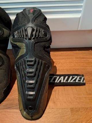 Rodilleras y espinilleras Specialized