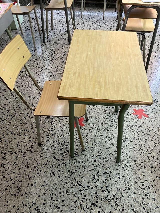 Variedad de Pupitres escolares de madera Vintage