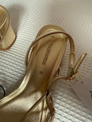 Sandalias Stradivarius doradas tacón