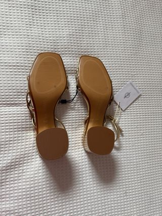 Sandalias Stradivarius doradas tacón