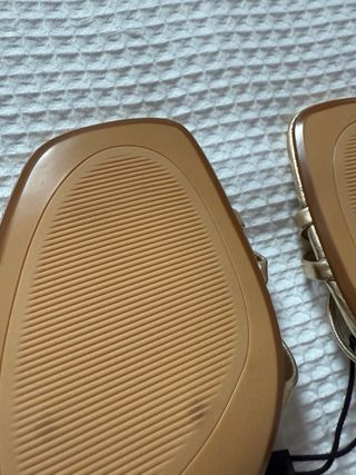 Sandalias Stradivarius doradas tacón