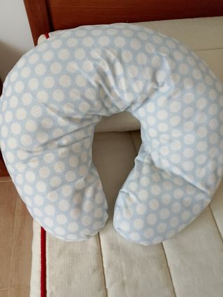 Cojín de lactancia azul con lunares blancos
