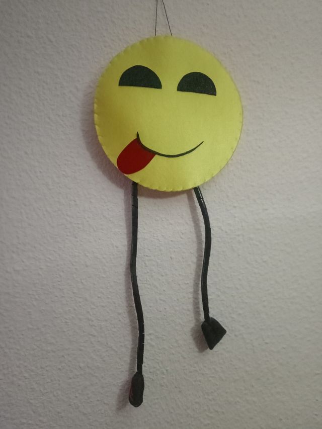 Emoticono de tela con cara divertida