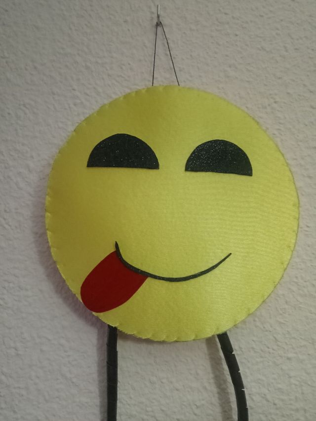 Emoticono de tela con cara divertida