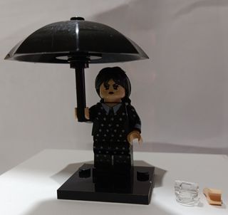 Mini Figura Miércoles Addams con Paraguas