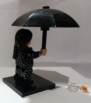 Mini Figura Miércoles Addams con Paraguas