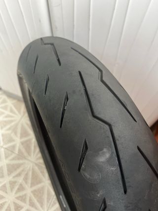 Rueda Pirelli Diablo Rosso IV 120/70/17