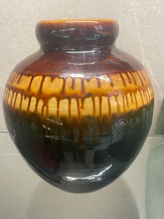 Jarrón de cerámica marrón y verde