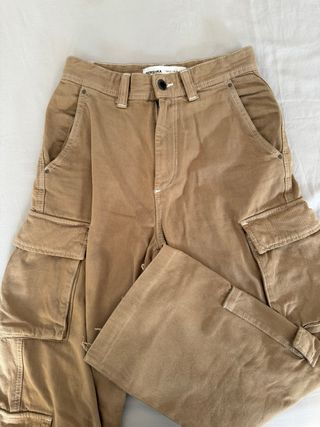 Pantalón cargo Bershka marrón