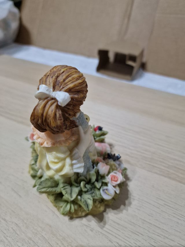 Figura di ragazza con pecore e fiori