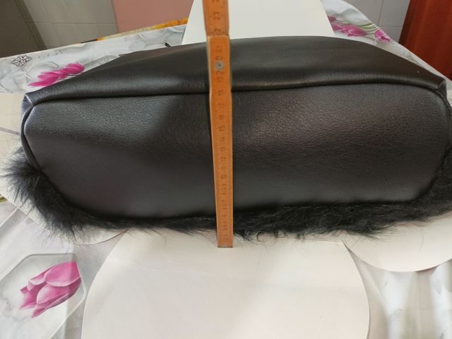 Borsa donna nera KBAS con dettagli in pelliccia