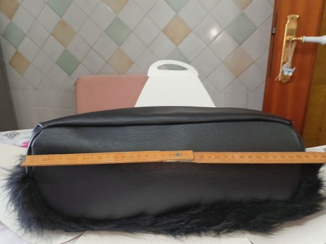 Borsa donna nera KBAS con dettagli in pelliccia