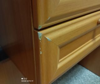 Escritorio de madera marrón