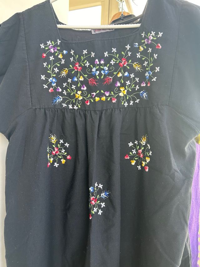 Vestido negro bordado flores