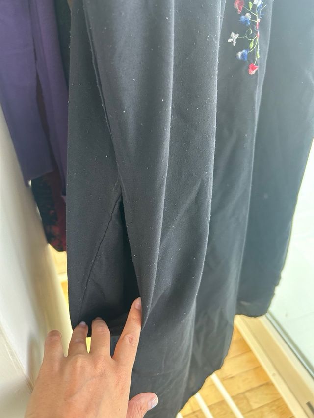 Vestido negro bordado flores