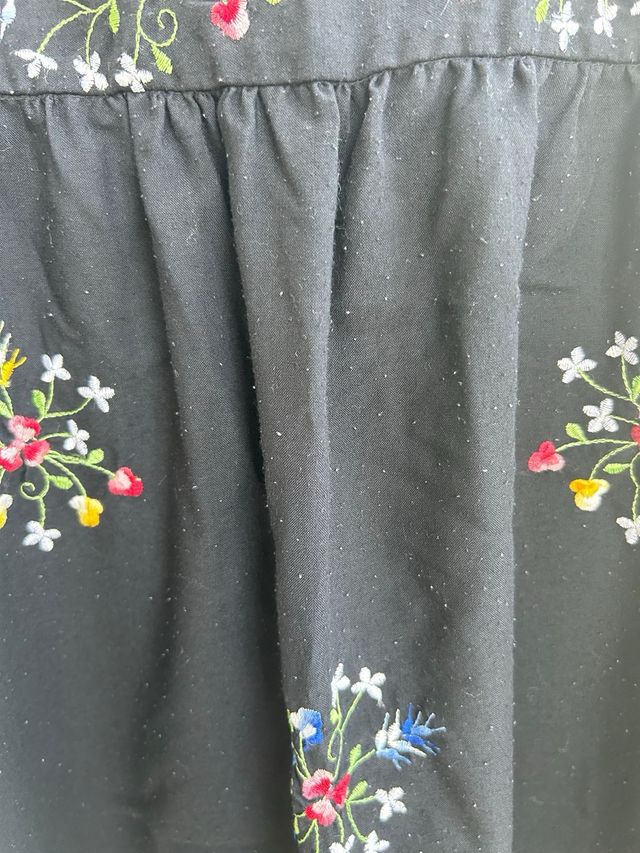 Vestido negro bordado flores