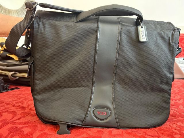 Maletín TUMI bandolera portadocumentos portátil