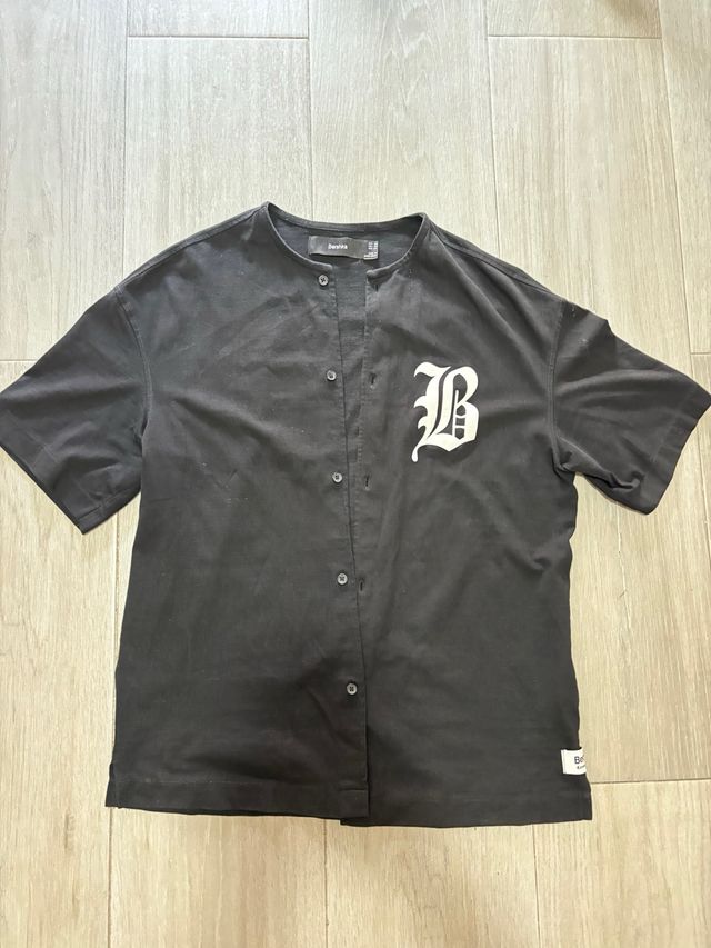 Camisa negra Bershka estilo béisbol
