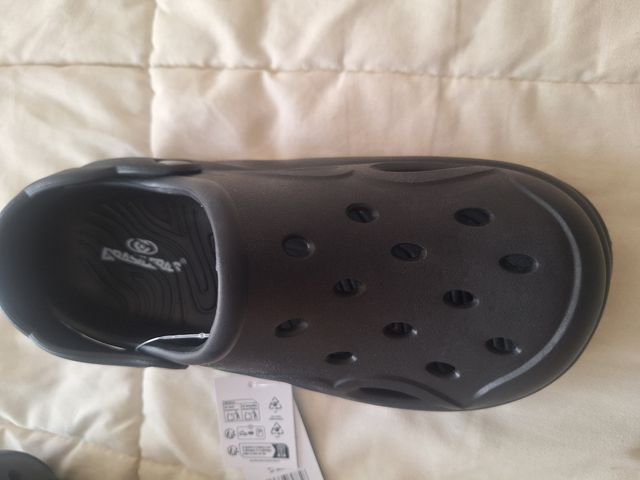 Crocs negros nuevos con etiquetas. Talla 40-41
