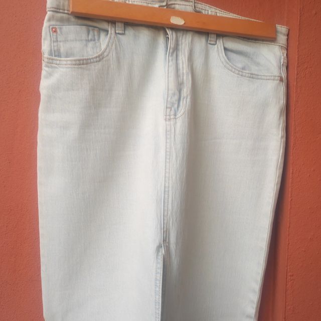 Falda vaquera larga con abertura delantera