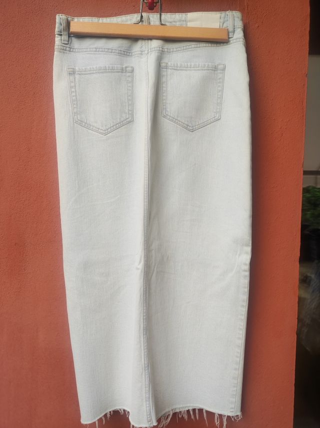 Falda vaquera larga con abertura delantera