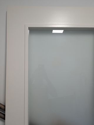 Puerta de madera y cristal