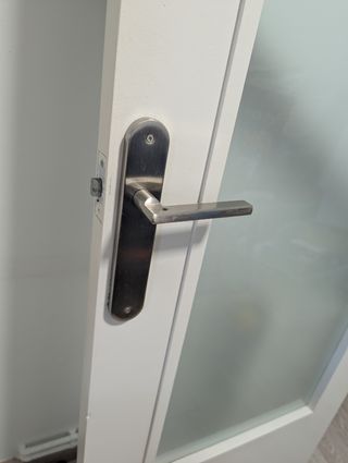 Puerta de madera y cristal
