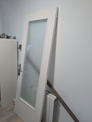 Puerta de madera y cristal