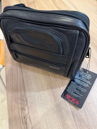 Riñonera bolso TUMI piel napa color negro