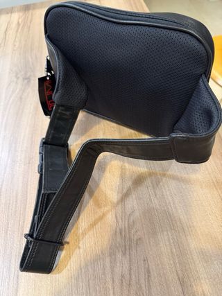Riñonera bolso TUMI piel napa color negro
