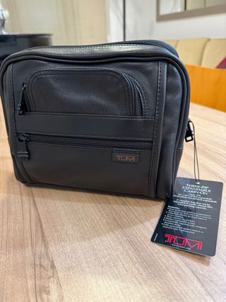 Riñonera bolso TUMI piel napa color negro