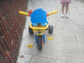 Triciclo infantil azul y amarillo